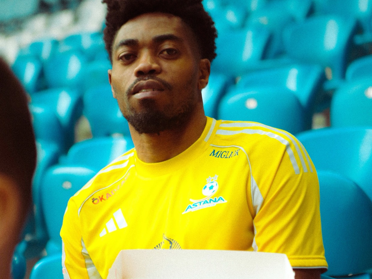 Игрок «Астаны» в жёлтой форме на трибунах Astana Arena