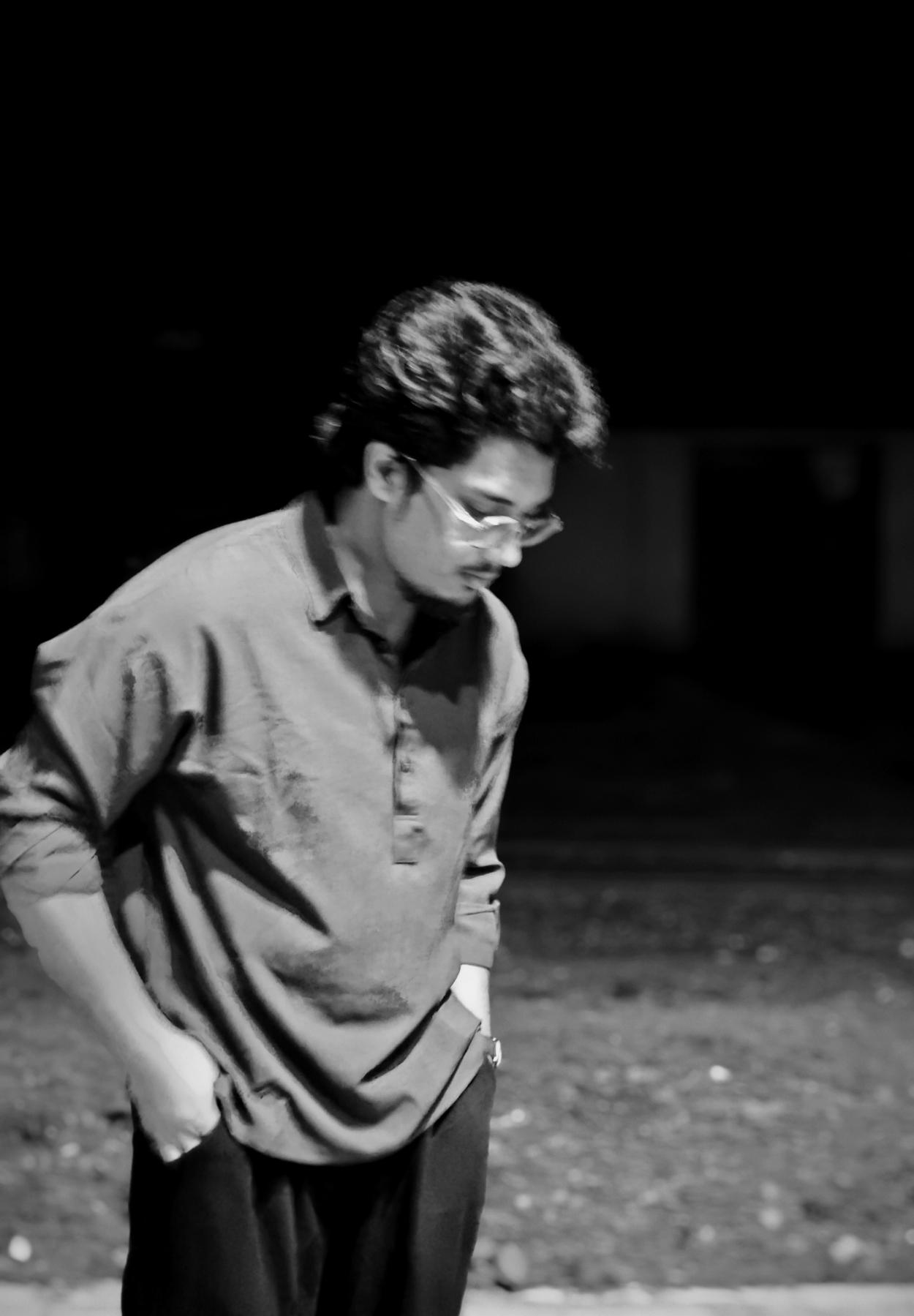আয়নার সামনে